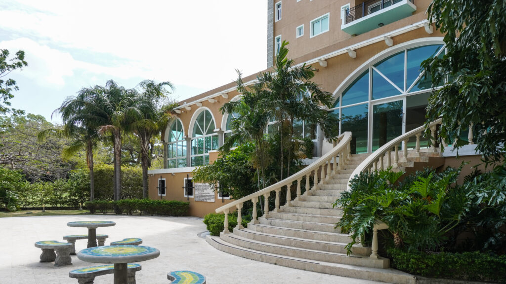 Image of the outside of El Alcazar