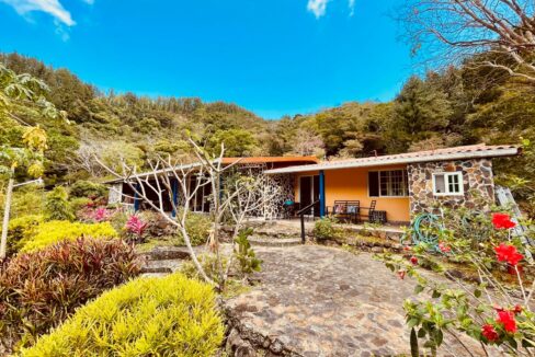 Outside of this mountain home for sale in Toscana