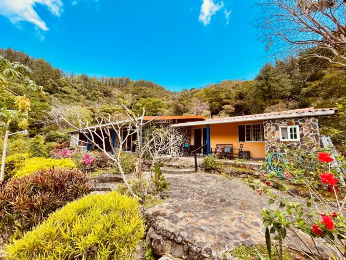 Outside of this mountain home for sale in Toscana