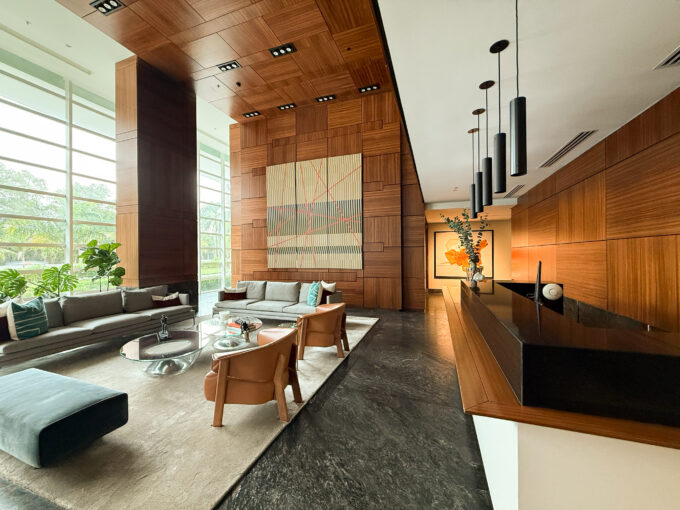 Image of the lobby with table and chairs in P.H Marea