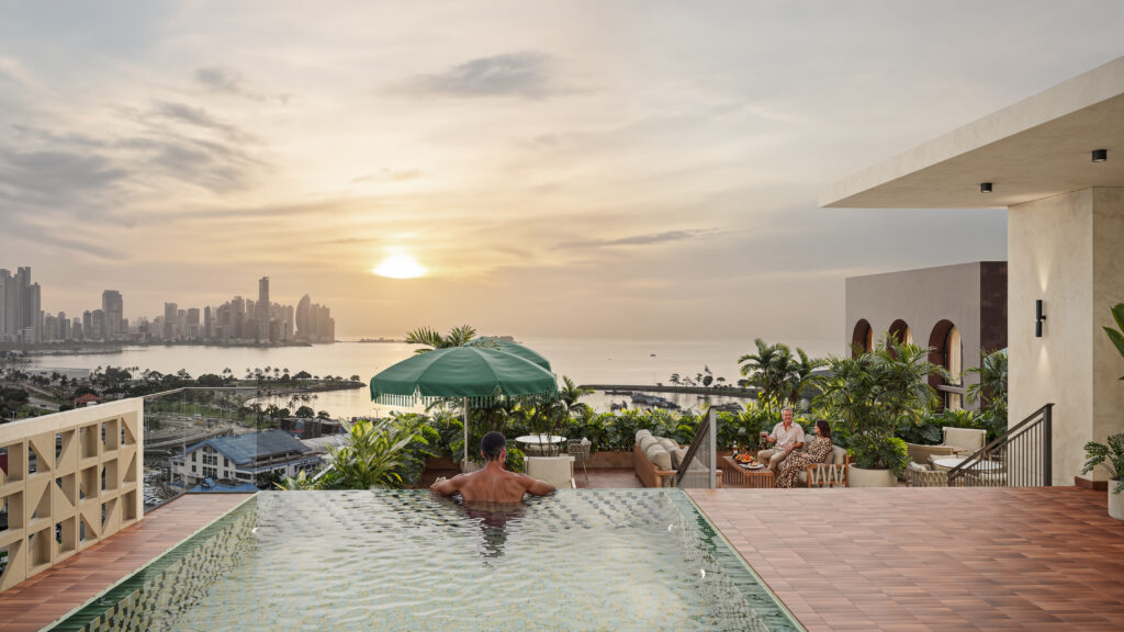 Stunning rooftop swimming pool in this condo for sale in Vanguardia