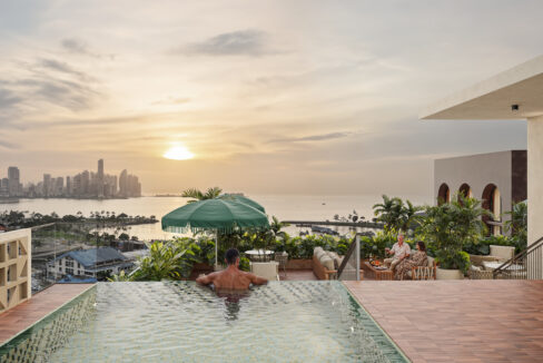 Stunning rooftop swimming pool in this condo for sale in Vanguardia