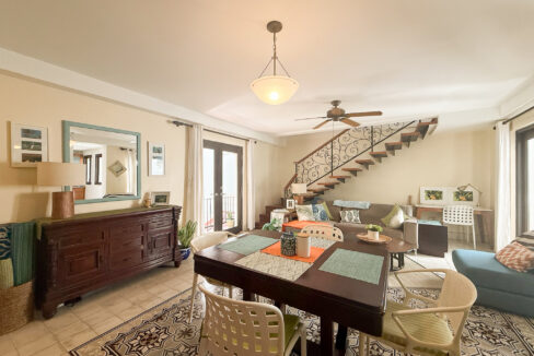 Image of living room with table and chairs in this condo for rent in Cuatro Casas