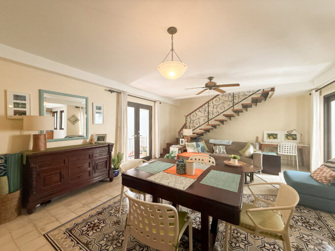 Image of living room with table and chairs in this condo for rent in Cuatro Casas