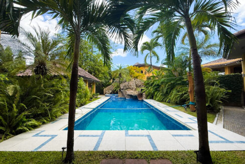 Image of swimming pool in this home for rent in Antigua, Costa del Este